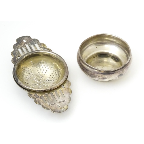 680 - An Art Deco silver tea strainer and stand hallmarked Birmingham 1931 / 1932, maker Angora Silver Pla... 