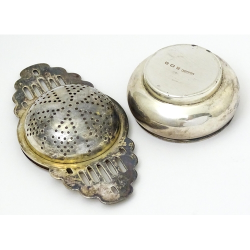 680 - An Art Deco silver tea strainer and stand hallmarked Birmingham 1931 / 1932, maker Angora Silver Pla... 