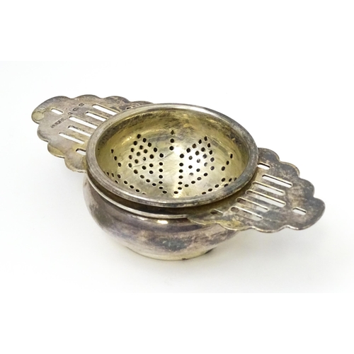 680 - An Art Deco silver tea strainer and stand hallmarked Birmingham 1931 / 1932, maker Angora Silver Pla... 