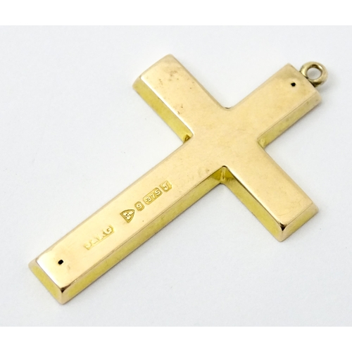 789 - A 9ct gold pendant of cross form with engraved foliate decoration hallmarked Chester 1919, maker J &... 