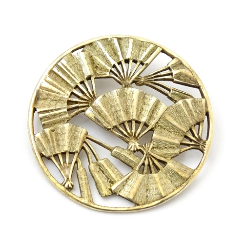 815 - A silver gilt brooch of circular form decorated with fans. Hallmarked London 1991. Approx 1 1/2