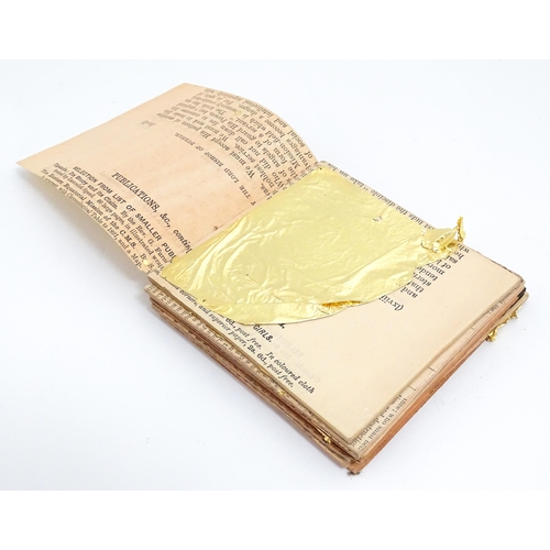 1433A - A quantity of gold leaf sheets, some contained within booklets. Approx. 3 1/4