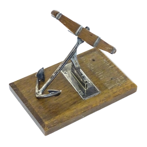 390A - A Victorian novelty letter clip formed as a silver anchor on an oak base, hallmarked London 1901, ma... 