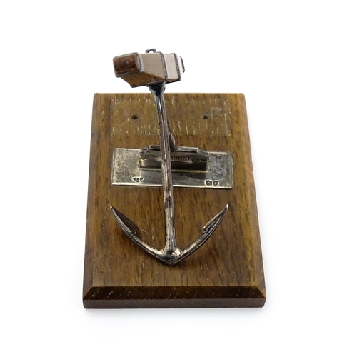 390A - A Victorian novelty letter clip formed as a silver anchor on an oak base, hallmarked London 1901, ma... 