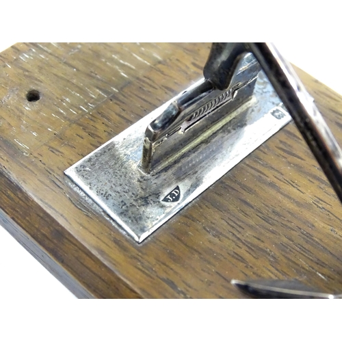 390A - A Victorian novelty letter clip formed as a silver anchor on an oak base, hallmarked London 1901, ma... 