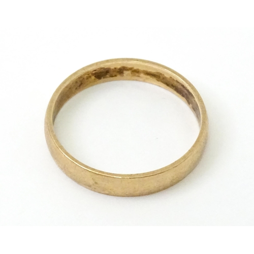 729 - A 9ct gold ring. Ring size approx. T. (approx 2.5g)