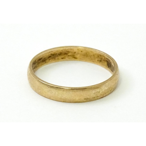 729 - A 9ct gold ring. Ring size approx. T. (approx 2.5g)