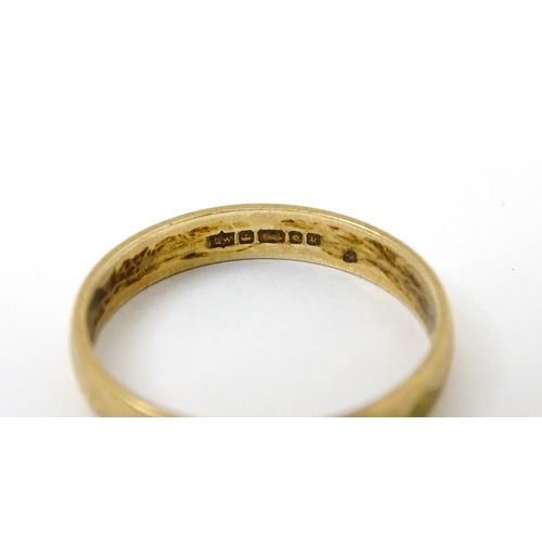 729 - A 9ct gold ring. Ring size approx. T. (approx 2.5g)