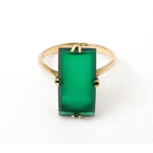 730 - An Art Deco 9ct gold ring set with green stone. Ring size approx. N