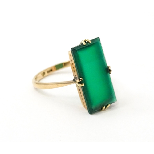 730 - An Art Deco 9ct gold ring set with green stone. Ring size approx. N