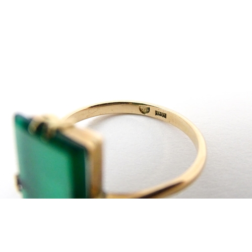 730 - An Art Deco 9ct gold ring set with green stone. Ring size approx. N