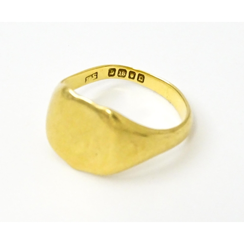 744 - A Gentleman's 18ct gold signet ring. Ring size approx. R. (Approx. 7g)