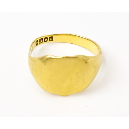 744 - A Gentleman's 18ct gold signet ring. Ring size approx. R. (Approx. 7g)