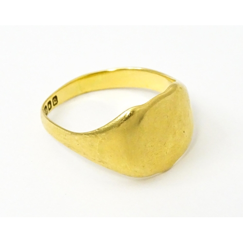 744 - A Gentleman's 18ct gold signet ring. Ring size approx. R. (Approx. 7g)