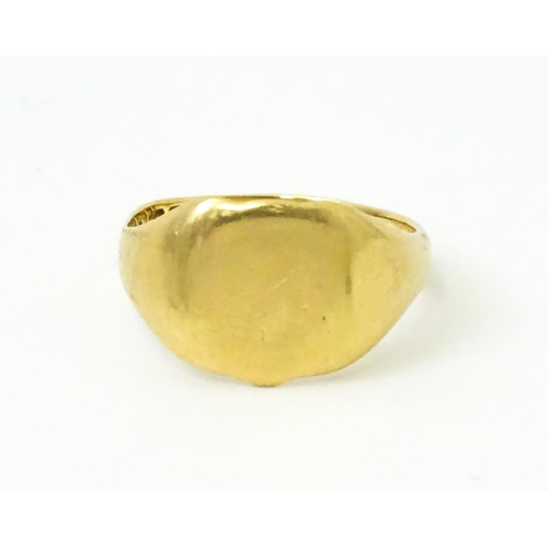 744 - A Gentleman's 18ct gold signet ring. Ring size approx. R. (Approx. 7g)