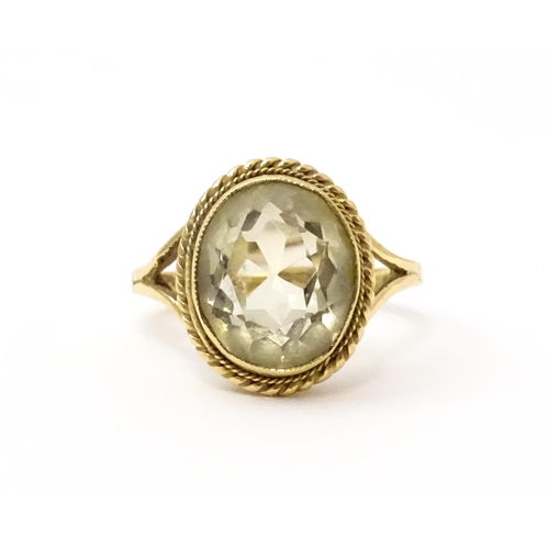 752 - A 9ct gold ring set with central citrine. Ring size approx. M