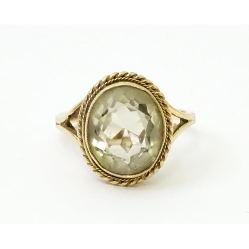 752 - A 9ct gold ring set with central citrine. Ring size approx. M