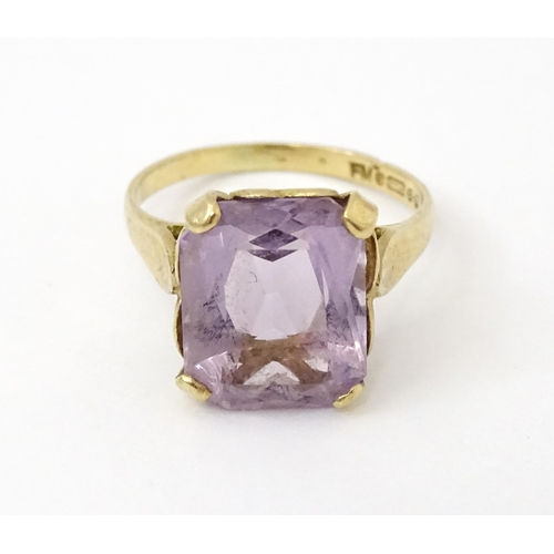 762 - A 9ct gold ring set with amethyst. Ring size approx. K