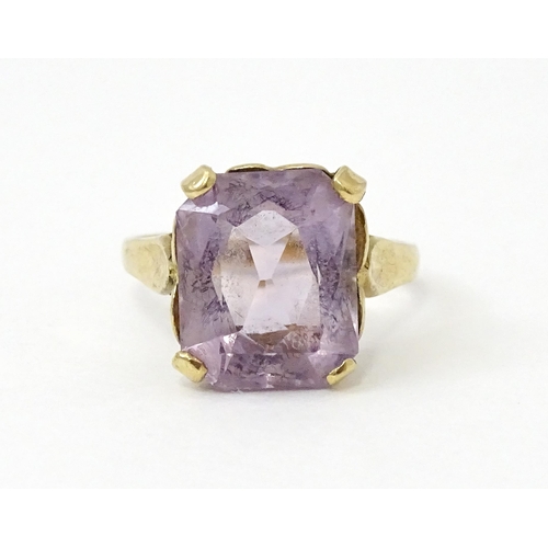 762 - A 9ct gold ring set with amethyst. Ring size approx. K