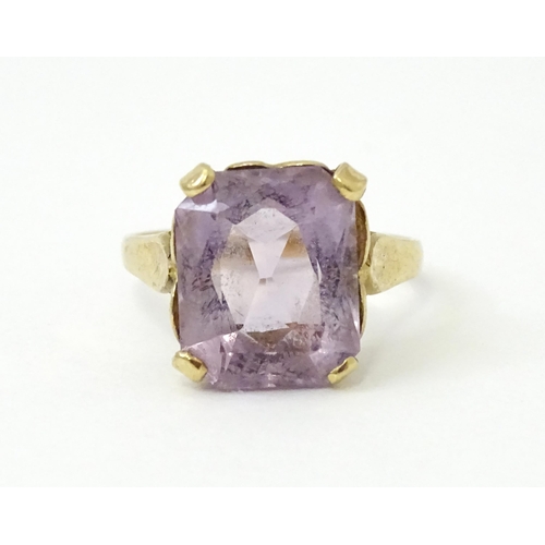 762 - A 9ct gold ring set with amethyst. Ring size approx. K