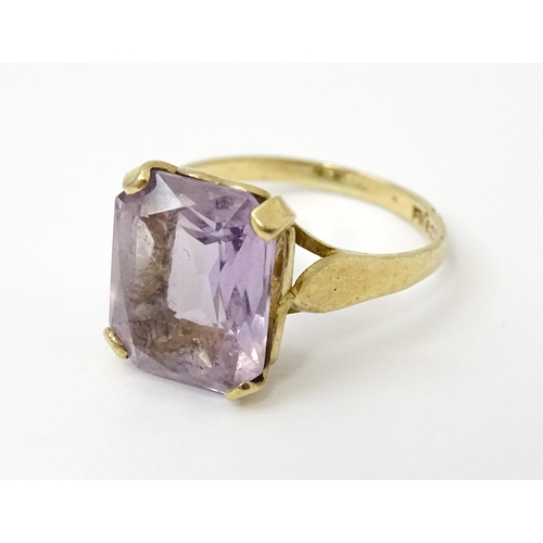 762 - A 9ct gold ring set with amethyst. Ring size approx. K