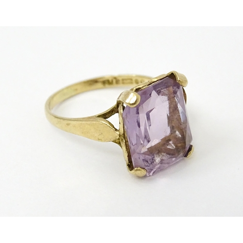 762 - A 9ct gold ring set with amethyst. Ring size approx. K