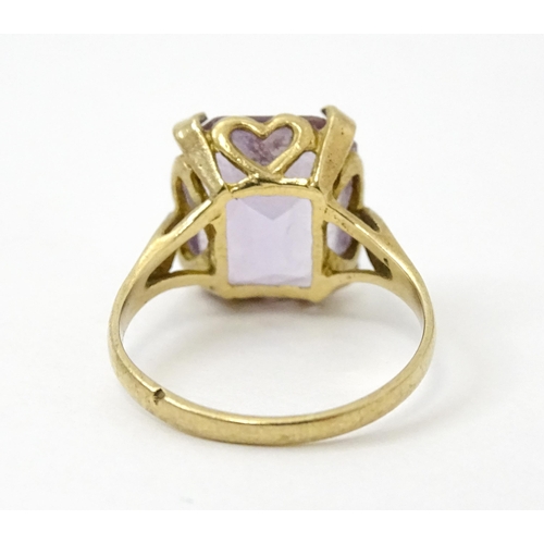 762 - A 9ct gold ring set with amethyst. Ring size approx. K