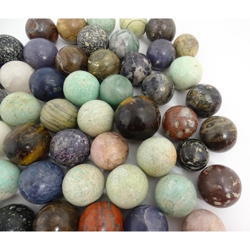 1460 - Natural History / Geology Interest: A quantity of polished hardstone specimen spheres, examples to i... 