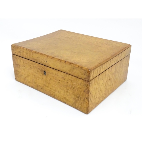 1557 - A 20thC birds eye maple box with hinged lid, with lift out tray within. Approx. 5 3/4