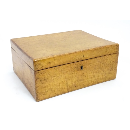 1557 - A 20thC birds eye maple box with hinged lid, with lift out tray within. Approx. 5 3/4