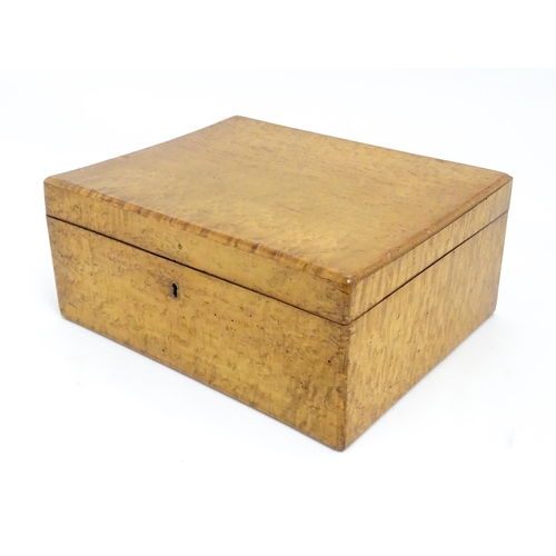 1557 - A 20thC birds eye maple box with hinged lid, with lift out tray within. Approx. 5 3/4