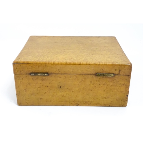 1557 - A 20thC birds eye maple box with hinged lid, with lift out tray within. Approx. 5 3/4