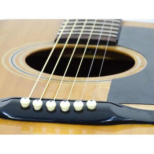 267 - Musical Instrument: a mid to late 20thC B25 style acoustic guitar, the sloped-shoulder grand concert... 