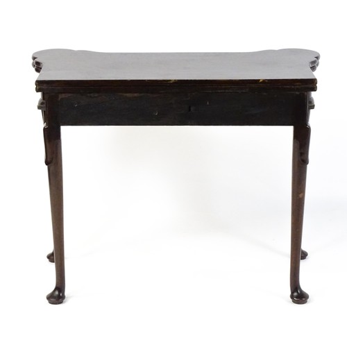 1738 - An 18thC mahogany card table with a castellated hinged top above a single frieze drawer. The table r... 