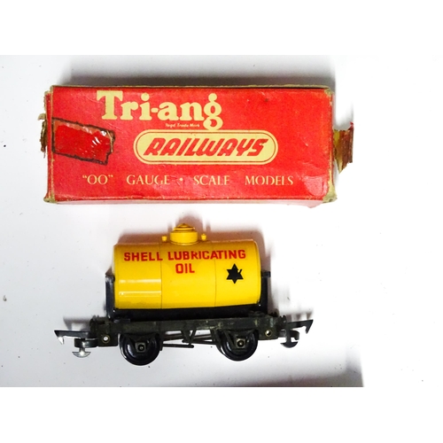 1180 - Toys - Model Train / Railway Interest : A quantity of Tri-ang OO gauge locomotives, wagons, carriage... 