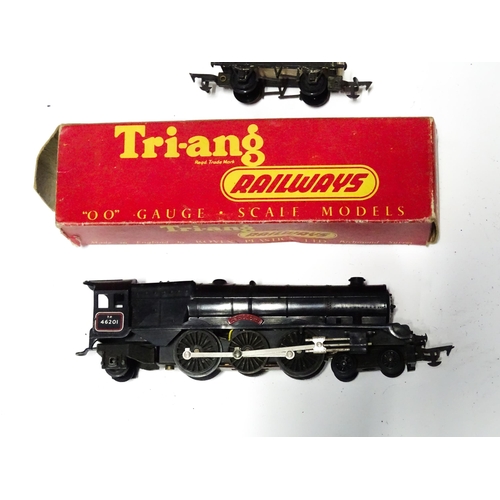 1180 - Toys - Model Train / Railway Interest : A quantity of Tri-ang OO gauge locomotives, wagons, carriage... 