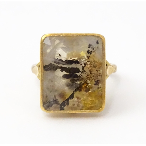 838 - A 9ct gold ring set with moss agate. The moss agate approx 3/4