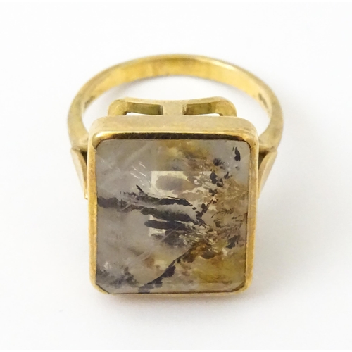 838 - A 9ct gold ring set with moss agate. The moss agate approx 3/4