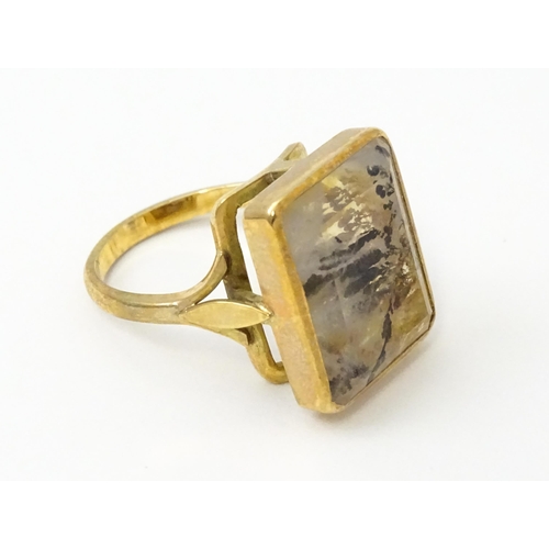 838 - A 9ct gold ring set with moss agate. The moss agate approx 3/4