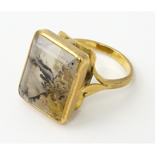 838 - A 9ct gold ring set with moss agate. The moss agate approx 3/4