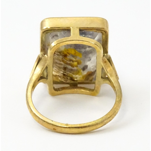 838 - A 9ct gold ring set with moss agate. The moss agate approx 3/4