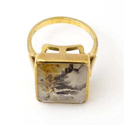 838 - A 9ct gold ring set with moss agate. The moss agate approx 3/4