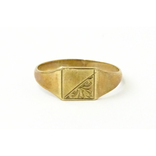 840 - A 9ct gold signet ring. Ring size approx. K. (Approx. 1g)