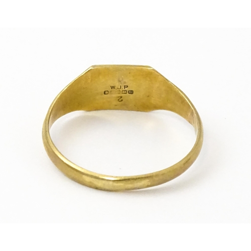 840 - A 9ct gold signet ring. Ring size approx. K. (Approx. 1g)