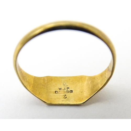 840 - A 9ct gold signet ring. Ring size approx. K. (Approx. 1g)