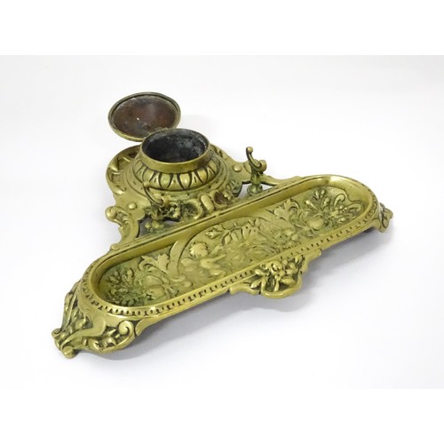 783 - An early 20thC brass standish with inkwell and pen rest and tray, stamped 6899 underside, approx 11