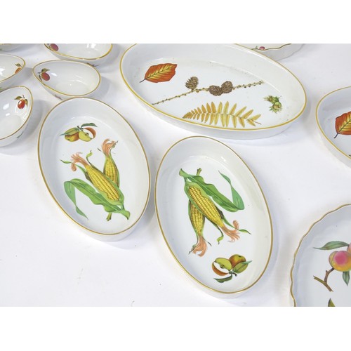 876 - A large quantity of Royal Worcester dinner wares in the Evesham pattern to include plates, tureens, ... 