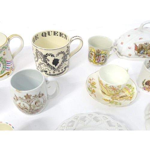 877 - A quantity of assorted Royal commemorative mugs to include George V & Queen Mary coronation 1911, Ge... 