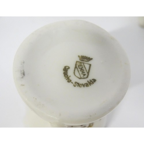 879 - A quantity of crested ware, to include Aylesbury, Norwich, London, Burton-on-Trent, Worcester, Peter... 