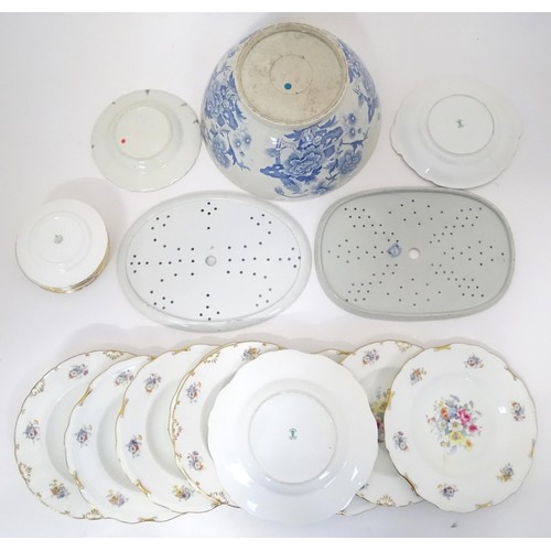 882 - A quantity of ceramics to include Royal Crown Derby plates with floral and foliate decoration and gi... 